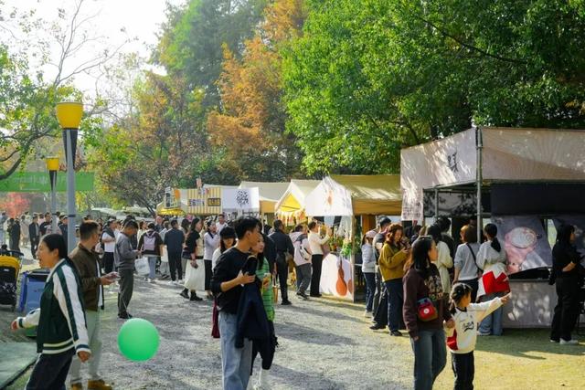 为什么？这儿有个咖啡节，这么火！