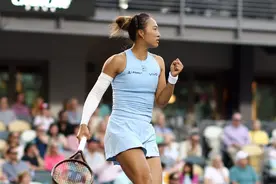 泥地赛季开门红！郑钦文2-0完胜萨卡里晋级查尔斯顿赛16强图片