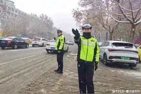 冰雪中，有我在！浴“雪”奋战在一线，聊城街头这一幕幕让人动容图片