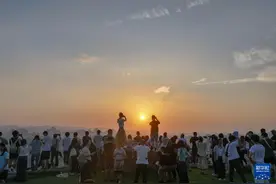 2.5天休假模式试行，承托民生期待图片