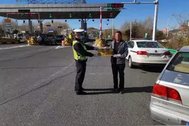 高速上遗失车牌或“丢”万元  民警全力找寻挽回损失图片