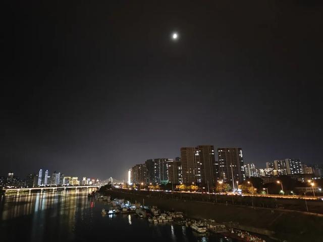 柳北烟火 |中秋夜！凤凰岭大桥把月亮「挂」在侗族飞檐下，邀你桥边赏月光、啃烤串，解锁3种神仙赏月姿势