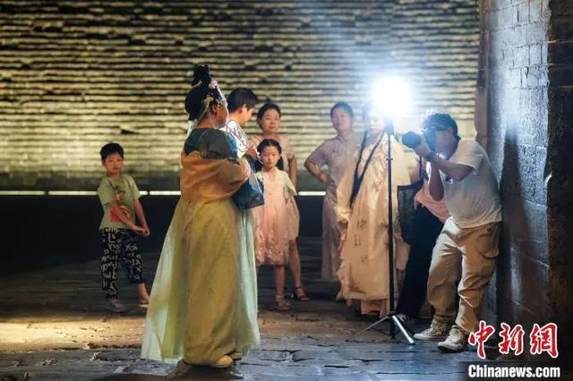 中国新闻网聚焦荆州：古城夜游人气旺