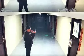 郑州一外卖员将外卖挂门上摆拍照片后拎走，顾客：查监控笑出了声图片