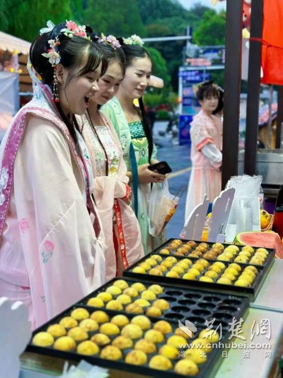 烟火夜市邂逅文化舞台 点亮城市夜经济