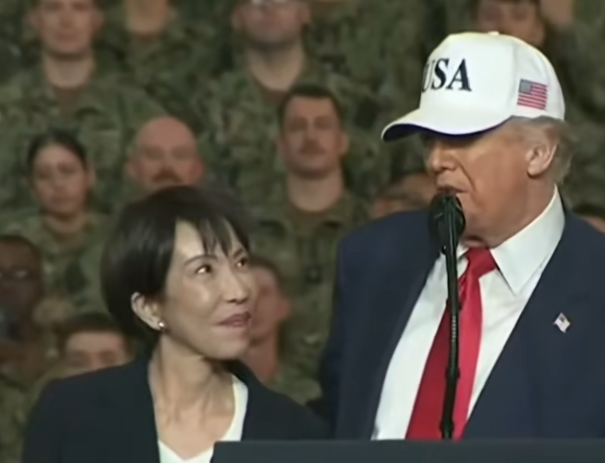 特朗普在航空母舰上演讲时当众搂住高市早苗，称美日“不打不相识”	，高市面露笑容