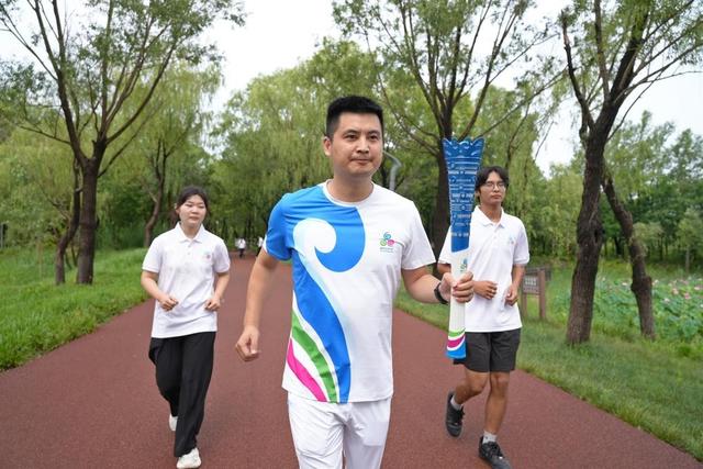 袈裟泉涌千年韵！2025济南国际泉水节“泉炬”传递抵达长清