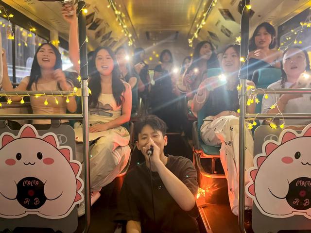青春旋律跃动蓉城夜 成都公交“音乐巴士”开行