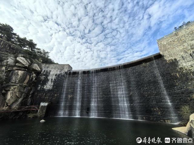 探秘泰山东御道：古道浸秋韵，溪流伴密林，保洁员日行近20公里护清幽