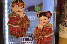 沪语、热梗、表情包DIY……复古大头贴翻红，新年的人生状态是玩抽象？｜宝藏小店图片