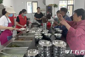 小炒鸡肉嫩、丝瓜肉汤鲜……宁乡候旨亭社区爱心食堂一个月服务老年人超2000人次图片