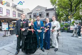 艺路新景观 | 新天地阳台听《费加罗的婚礼》，弄堂芭蕾跳出昆曲雅韵，申城遍开“艺术之花”图片