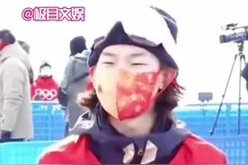 苏翊鸣和朱易牵手啦图片