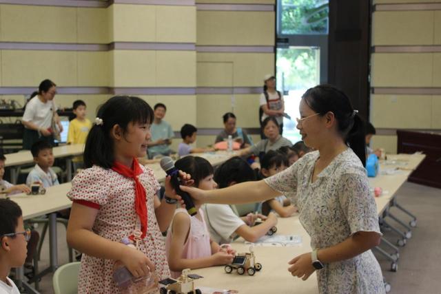 “我是太空探险家！”在湖北省图探秘航天、遨游智海