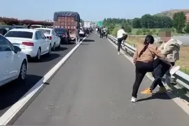 青岛一景区直接爆满，一回头就脸贴脸！堵在高速上的人说：再不动弹我就原地做饭图片