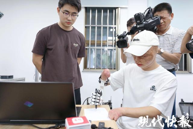“励志男孩”方益凡来东南大学报到，现场体验东大康复机械臂技术