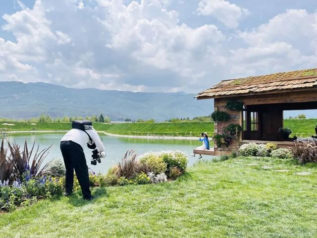 清凉“出片”！丽江兴起“花园旅拍热”