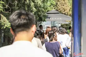 北京：2024中央美术学院毕业展人气旺图片