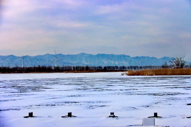 雪拥雄关，八达岭长城变诗意水墨画