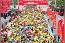 2024重庆万州环湖马拉松开跑图片