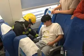 一男子整只手被高铁座椅卡住！上海消防员紧急救援图片