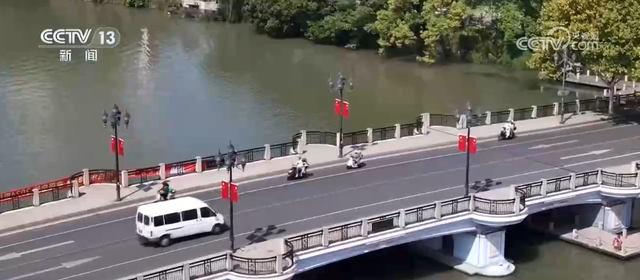 各地喜迎国庆装扮一新 “中国红”点燃浓浓爱国情
