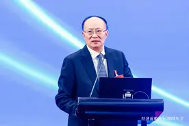 经济前瞻论坛2024年会丨余斌：全面客观冷静看待当前经济形势图片