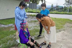 好人好事丨她在车流中逆行，守护迷途老人回家路图片