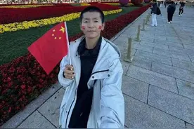现场热血沸腾！小伙从甘肃徒步84天去北京看升旗 万人合唱国歌时差点落泪图片