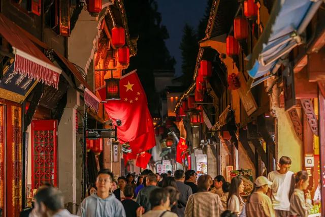 白天是南京，夜晚是金陵