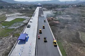 武汉至重庆高速公路路面摊铺沥青，预计2025年通车图片