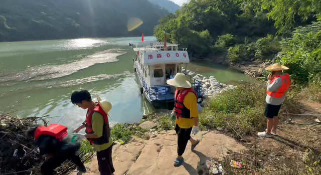 网红钓鱼佬北盘江清理垃圾，现场50人扔竿加入，当事人：遭调侃钓不到鱼干别的都行