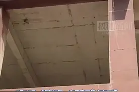 益阳一男童被卡防盗网摇摇欲坠，有人伸手拉有人撑棉被，10来分钟成功解救图片