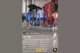 网传“未在校内订餐的学生被赶出教室淋雨吃饭”？教育局已介入！图片