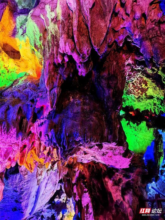 【每日一图@湖南】七彩灯光点亮亿年奇观，澧县仙女洞里藏着神话