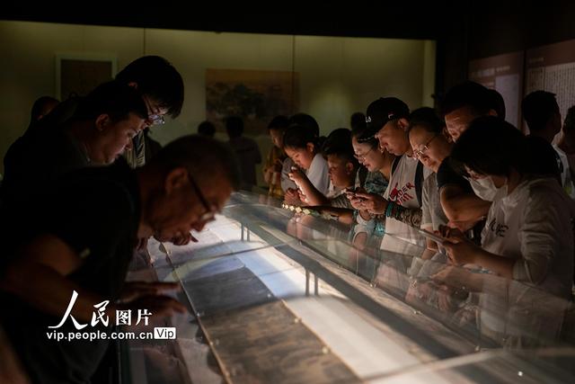 河南开封：博物馆里游客多