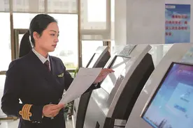 逐梦蓝天的女机长图片