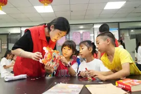 在家摆几套桌椅就办“小饭桌”？半月谈：谨防校外托管“脱管”图片