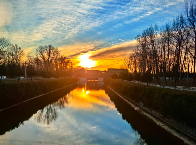 朝色漫染	，天空披彩，北京的晨光太治愈了！