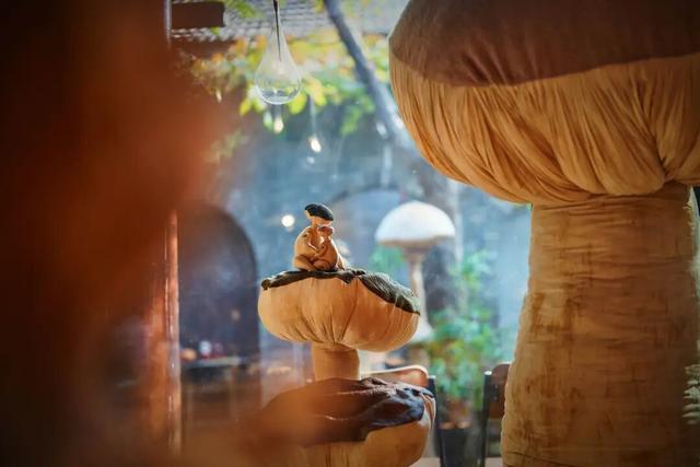 来东城这个胡同小院	，邂逅蘑菇精灵的童话秘境——