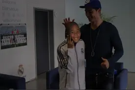 🤣联动！字母哥把姆巴佩与C罗合照P成自己，姆巴佩回复：😂图片