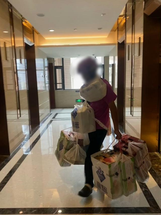 不到8年开了近500个前置仓，狂奔的山姆陷“超载”风波，骑手：有时一单就50斤重