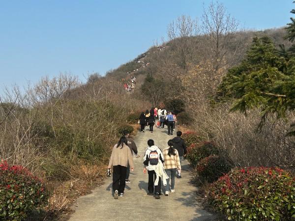 新春登高启新程 健身聚力绘新篇 信阳市浉河区新年登高活动燃动大尖山