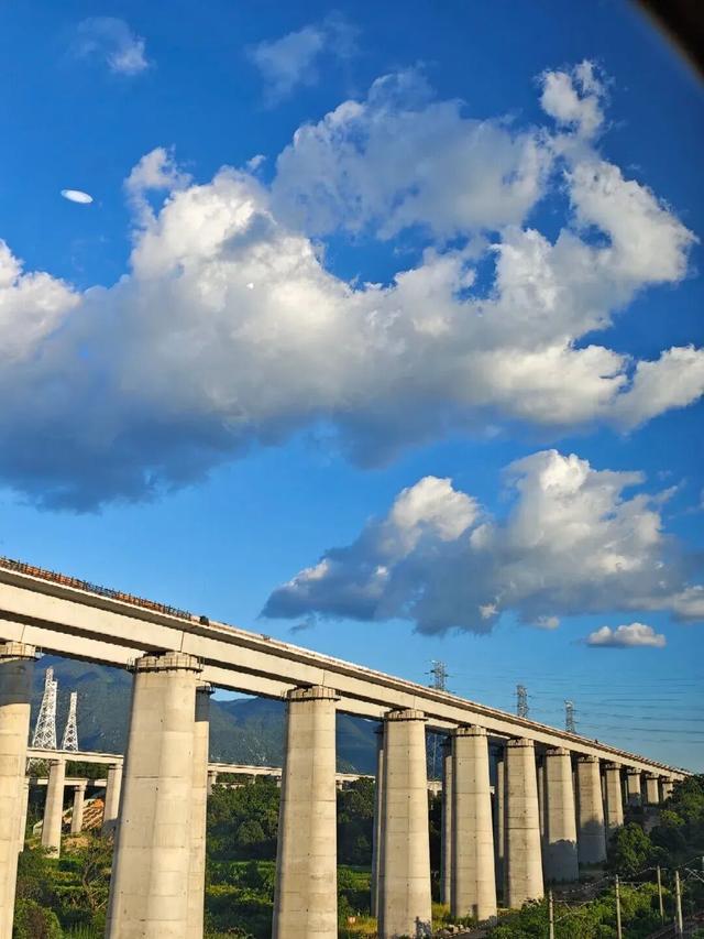 赣鄱青黛处，水墨映归程