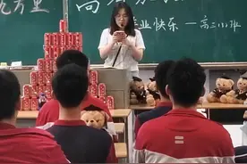 老师自费为学生准备专属礼，“最后一课”全班合唱《晴天》图片
