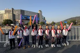 一群“小啦啦队员”助跑，用实际行动传递运动精神图片