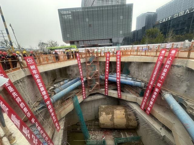 地下攻坚三百六十个昼夜，东西向快速路“上改下”项目中段顶管工程全线贯通
