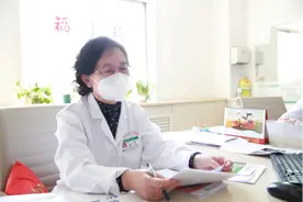 备孕二胎5年未如愿 44岁高龄母亲在红绘成功怀孕生子图片