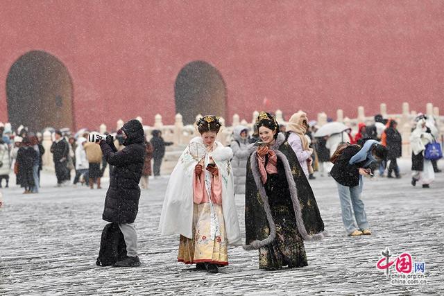 北京迎来今冬初雪 故宫雪景美如画