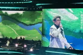 韩红演唱会上哽咽：今天唱歌的不是我一个人，还有我天上的妈妈图片